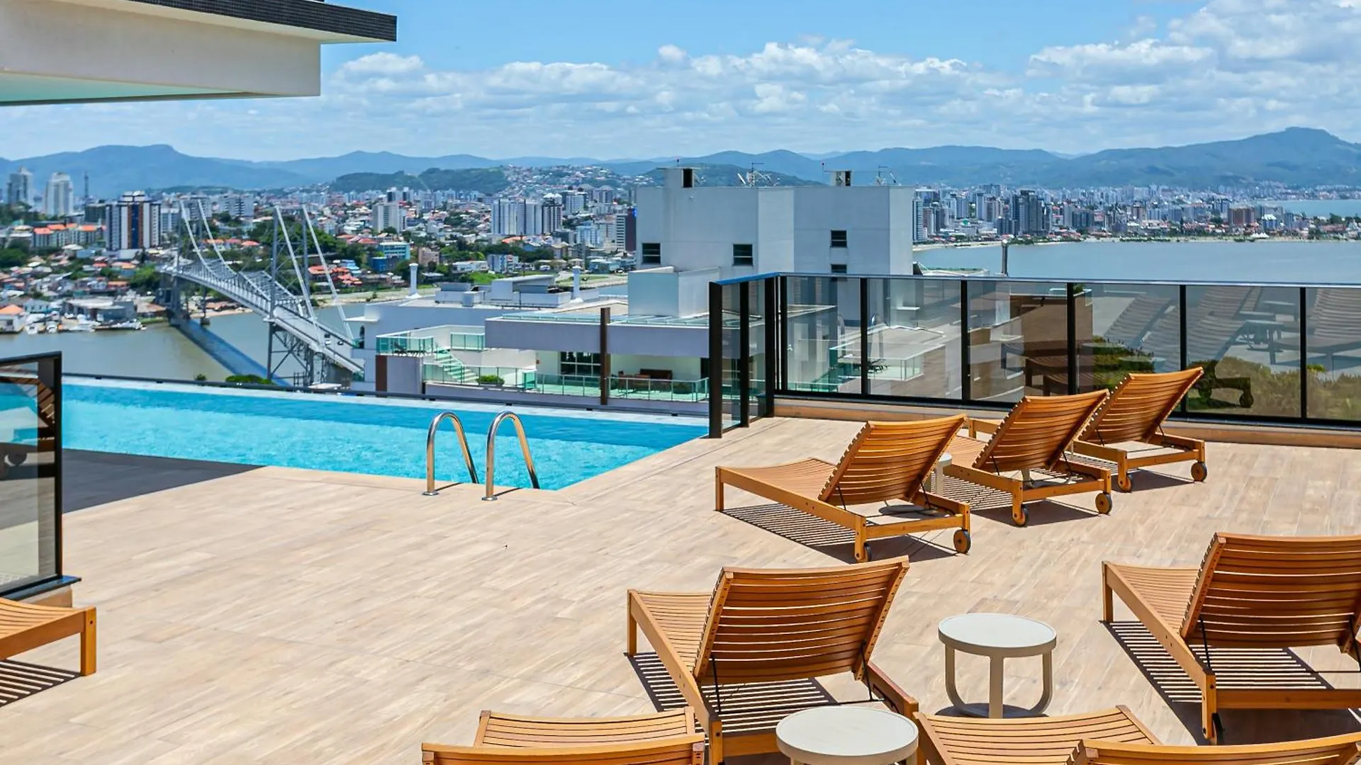 Studios Tower - Predio Com Piscina E Estacionamento Florianópolis 아파트