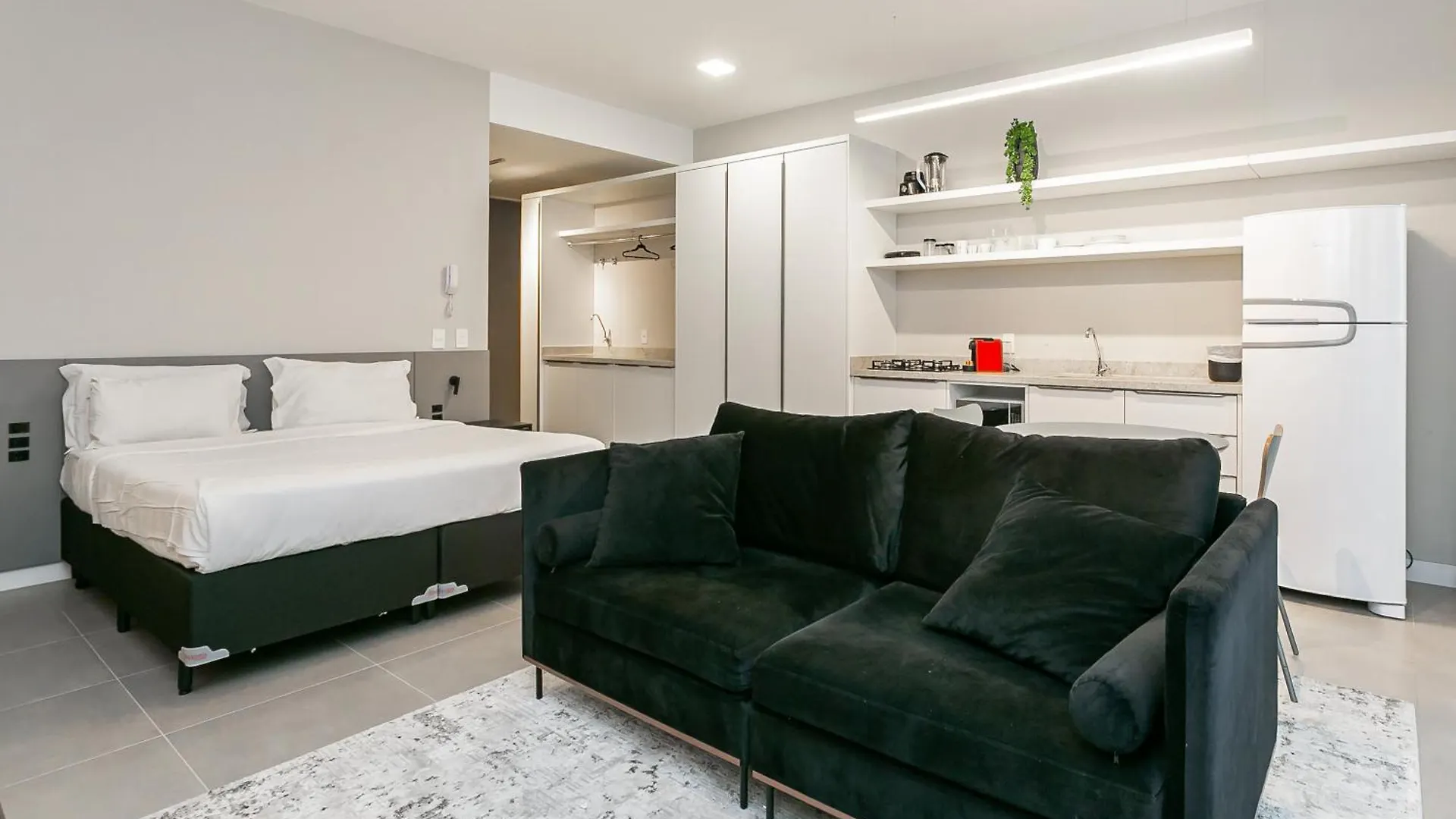 Studios Tower - Predio Com Piscina E Estacionamento Florianópolis 0*,  Brasil