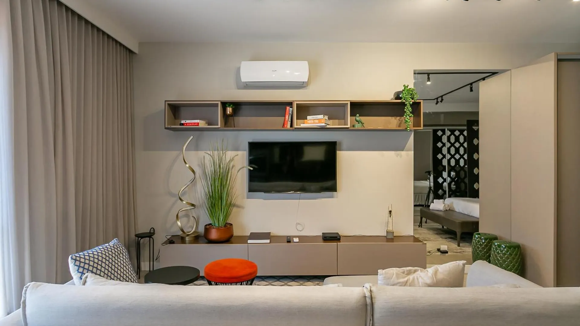 Apartamento Studios Tower - Predio Com Piscina E Estacionamento Florianópolis